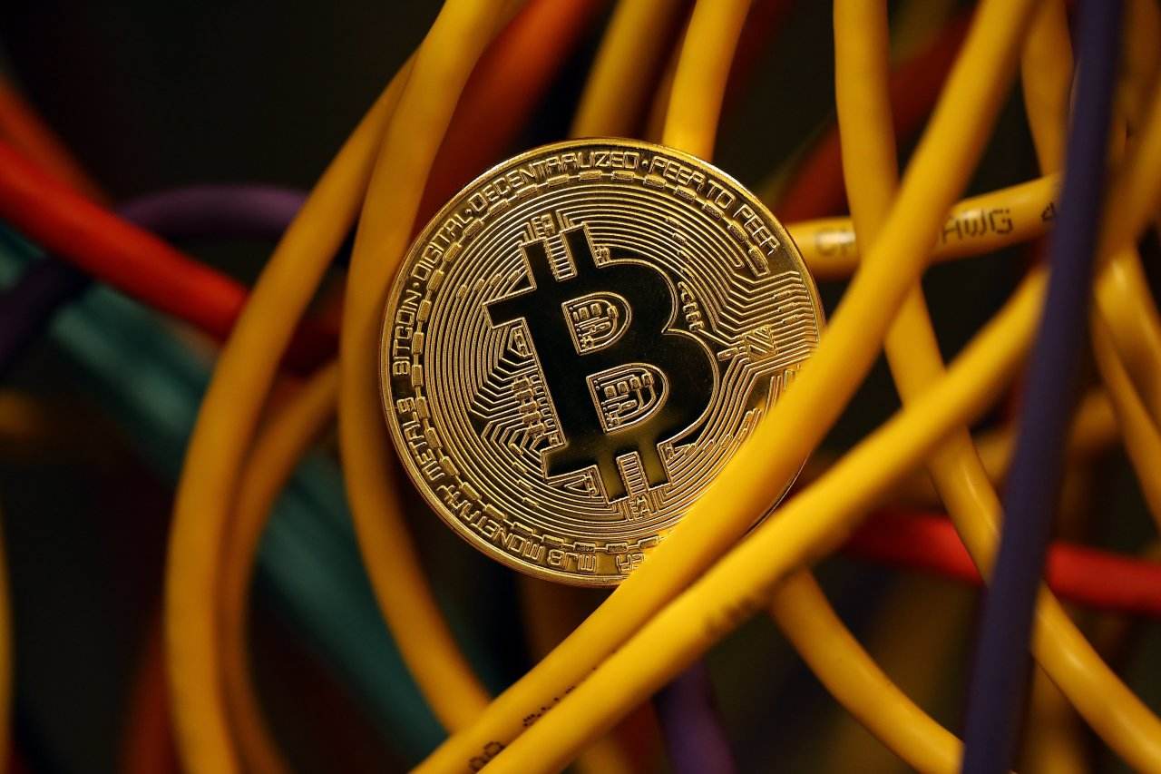 江蘇一犯罪團伙竊電2000萬元 用4000臺礦機瘋狂挖比特幣